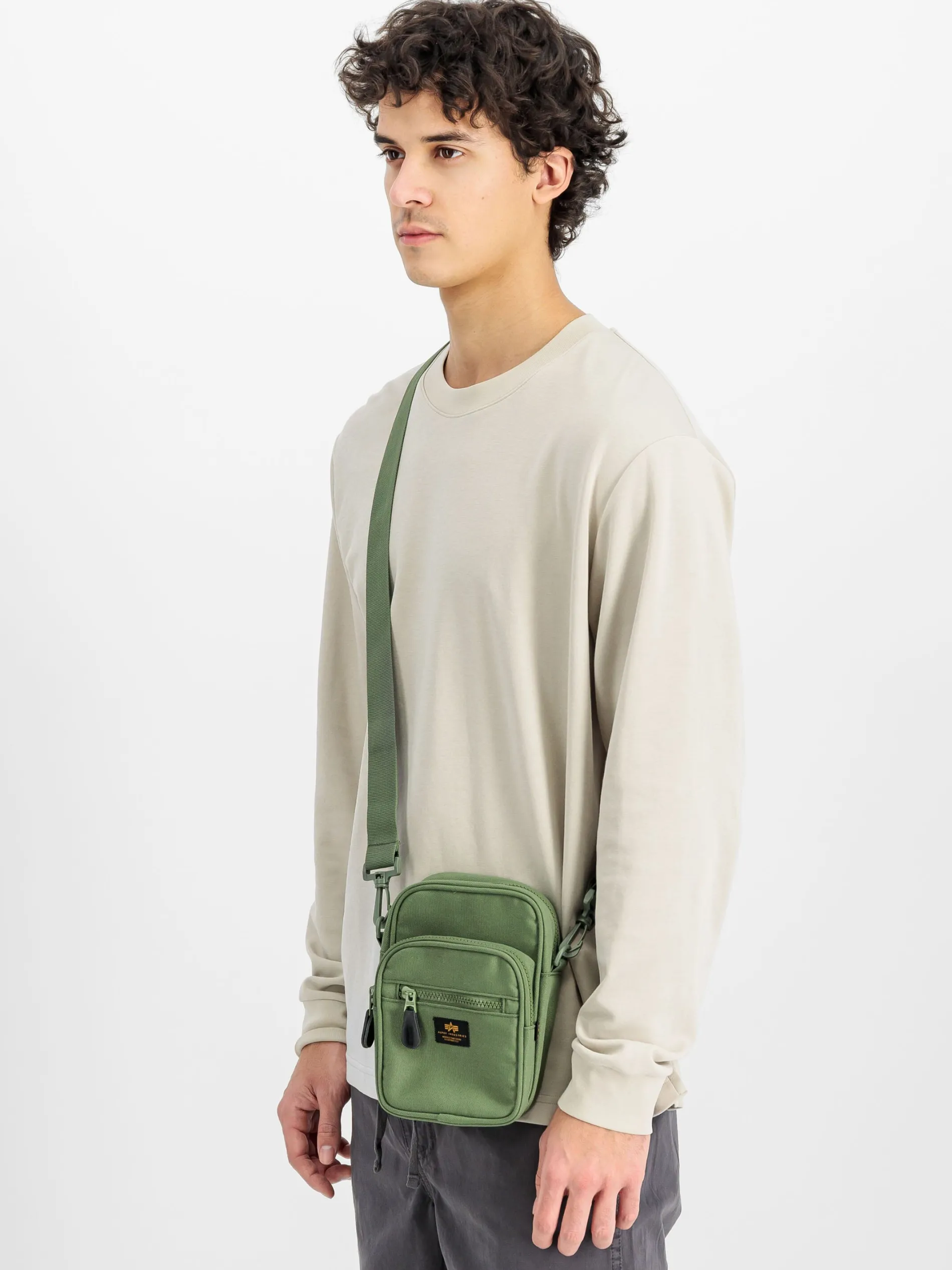 SMALL LABEL MESSENGER BAG