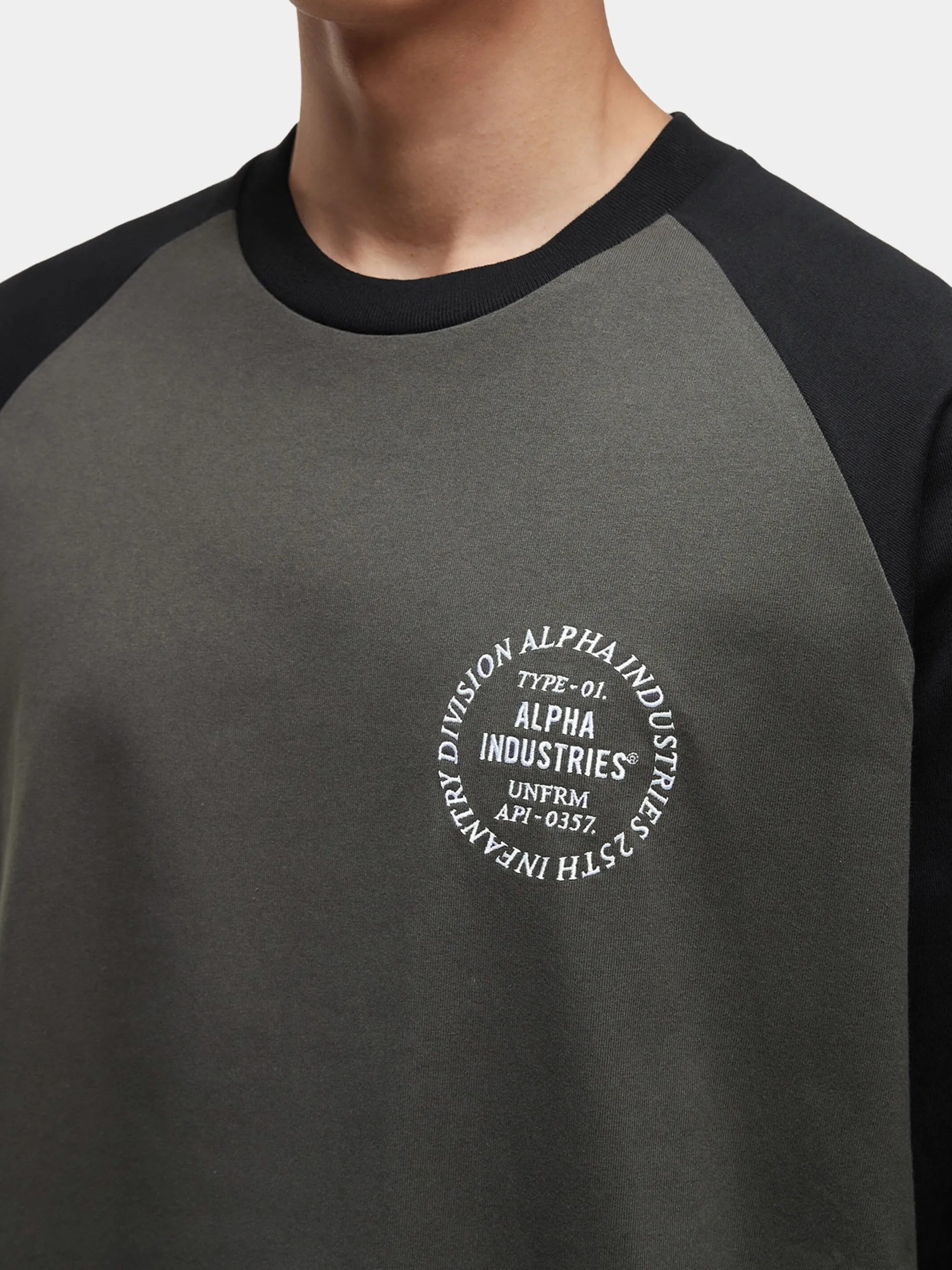 UNFRM LONG-SLEEVED RAGLAN T-SHIRT
