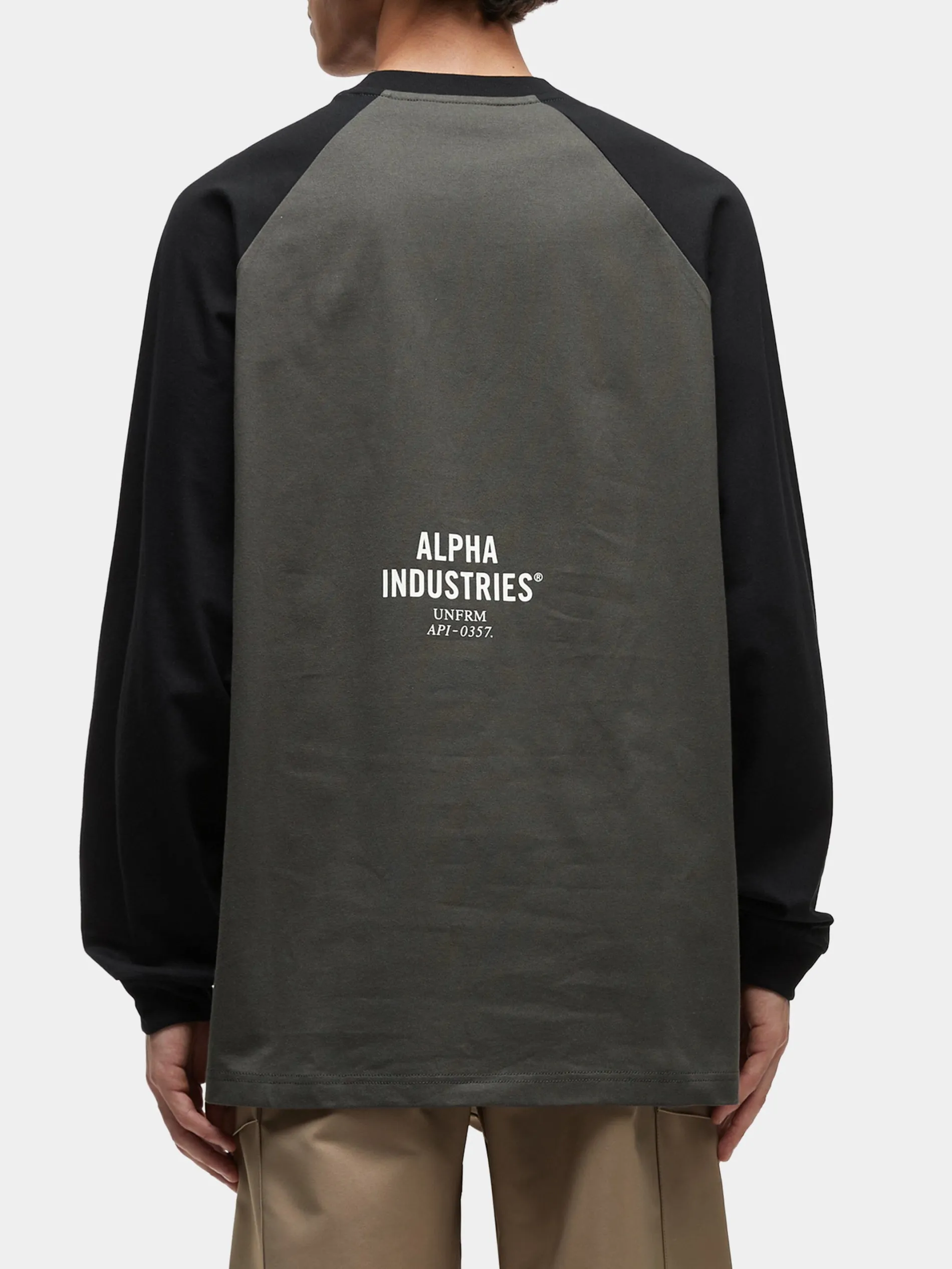 UNFRM LONG-SLEEVED RAGLAN T-SHIRT